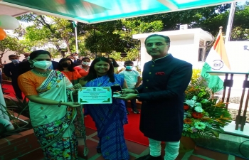 Amb. Abhishek Singh presented the Silver Medal to Ms. Stephany Isabel Tovar Marquez for standing second in AKAM quiz in the foreigners category in Venezuela